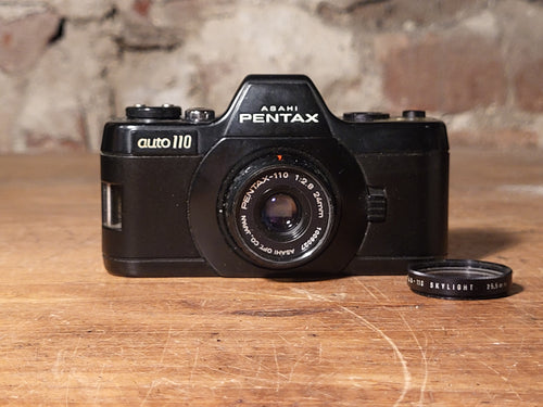 Asahi Pentax Auto 110 Compact SLR Camera met 24mm f/2.8 Lens – vintage analoge camera bij De Majum Rotterdam