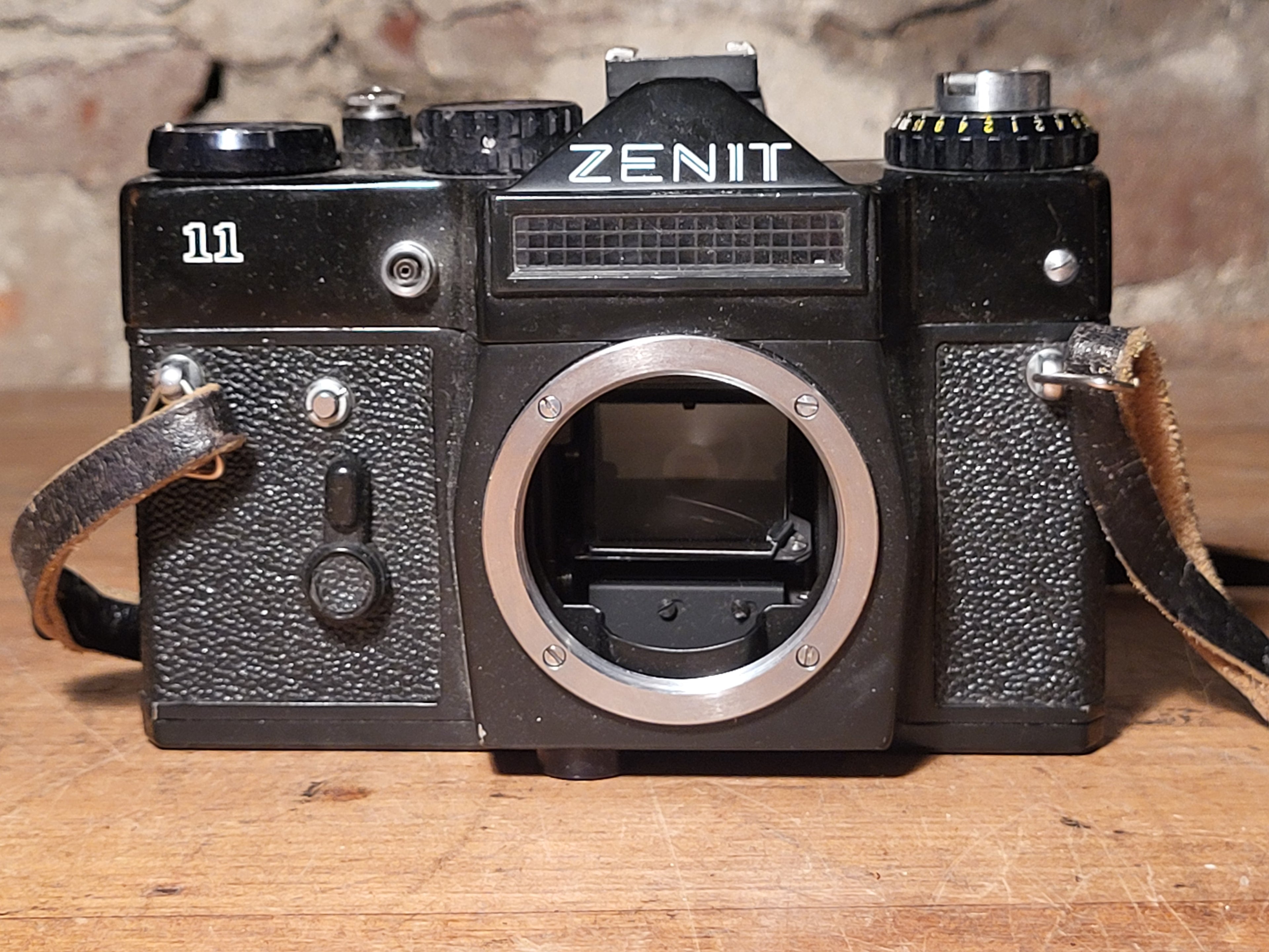 Zenit 11 35mm Spiegelreflexcamera Body – M42 Mount – vintage analoge camera bij De Majum Rotterdam