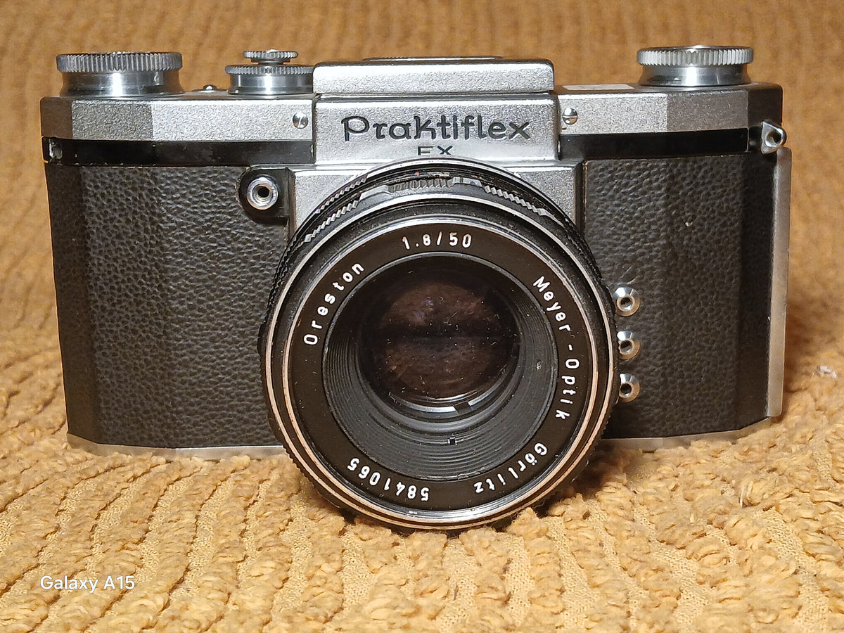 Praktiflex FX 35mm spiegelreflexcamera met Meyer-Optik Görlitz Oreston 1.8/50mm lens