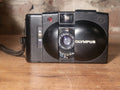 Olympus XA2 35mm compactcamera met Zuiko 35mm f/3.5 – vintage analoge camera bij De Majum Rotterdam