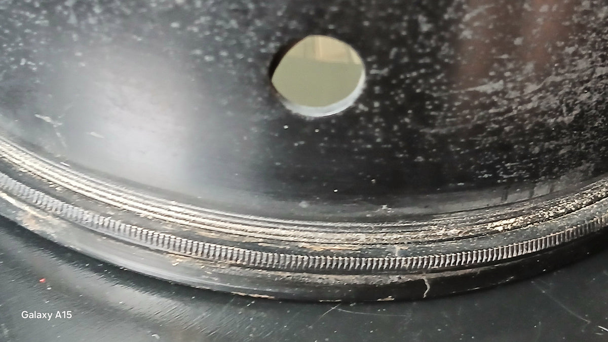 Grote vintage bolle condensorlens in zwarte metalen vatting – foto 7 van 7