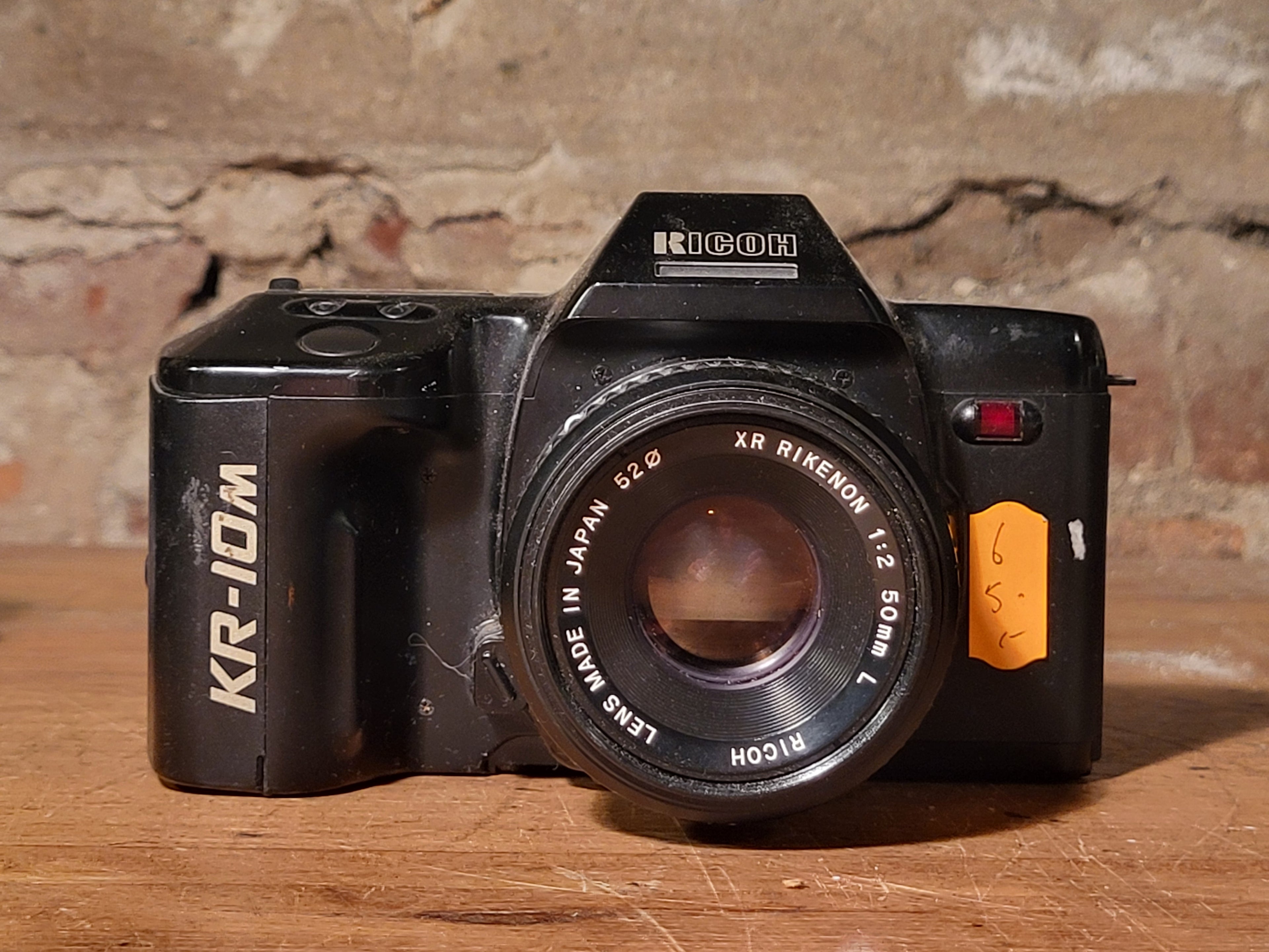 Ricoh KR-10M 35mm spiegelreflexcamera met XR Rikenon 50mm f/2 lens – vintage analoge camera bij De Majum Rotterdam