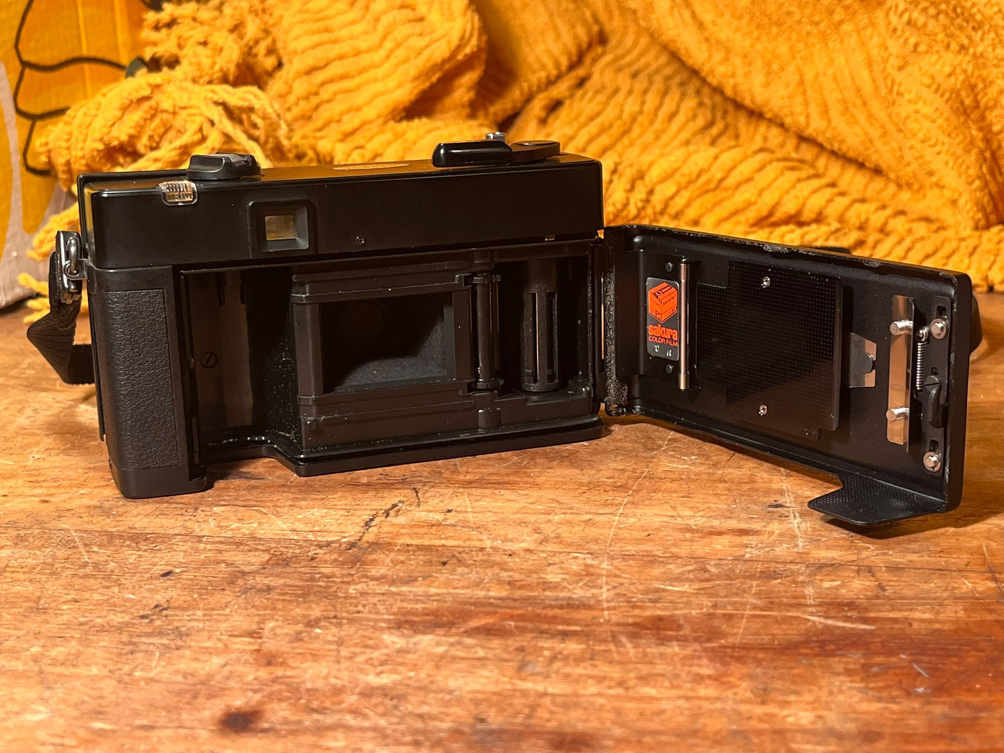 Konica C35 AF 35mm Filmcamera met 38mm f/2.8 Hexanon Lens, Case & Lensdop