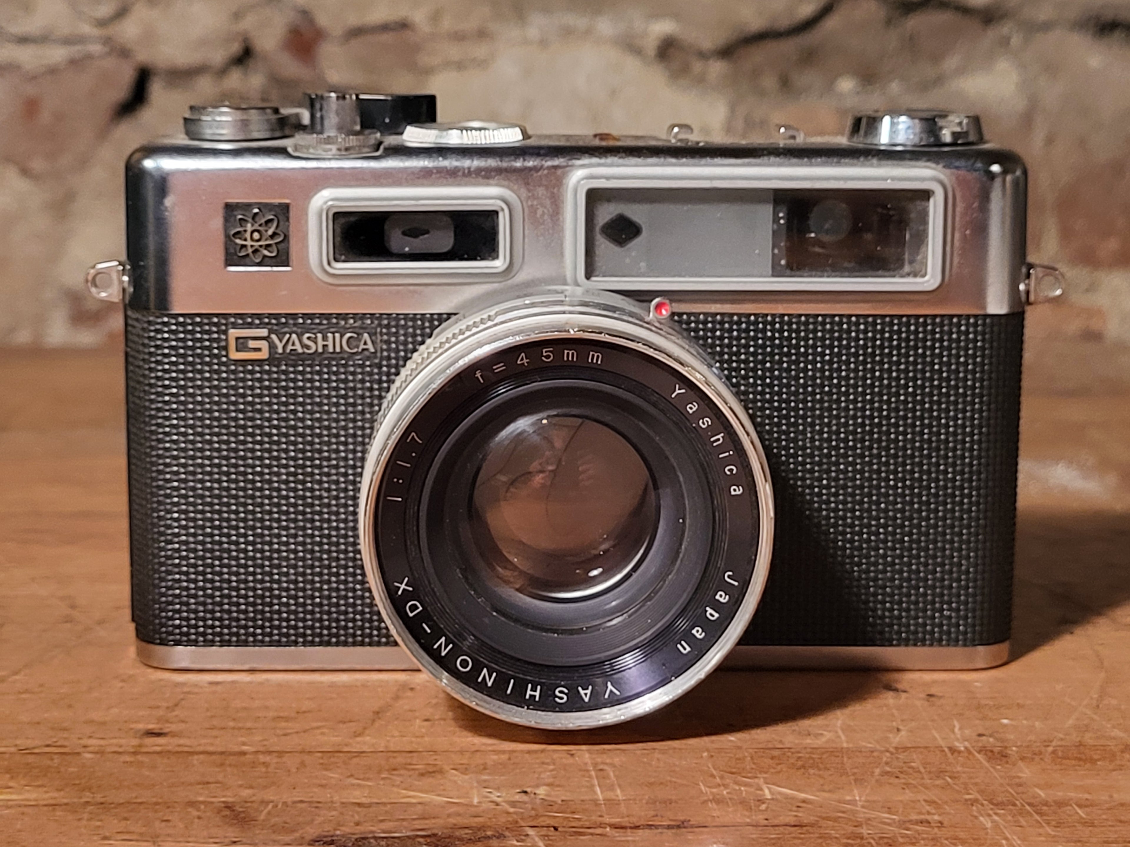 Yashica Electro 35 rangefinder camera met Color-Yashinon DX 45mm f/1.7 – vintage analoge camera bij De Majum Rotterdam