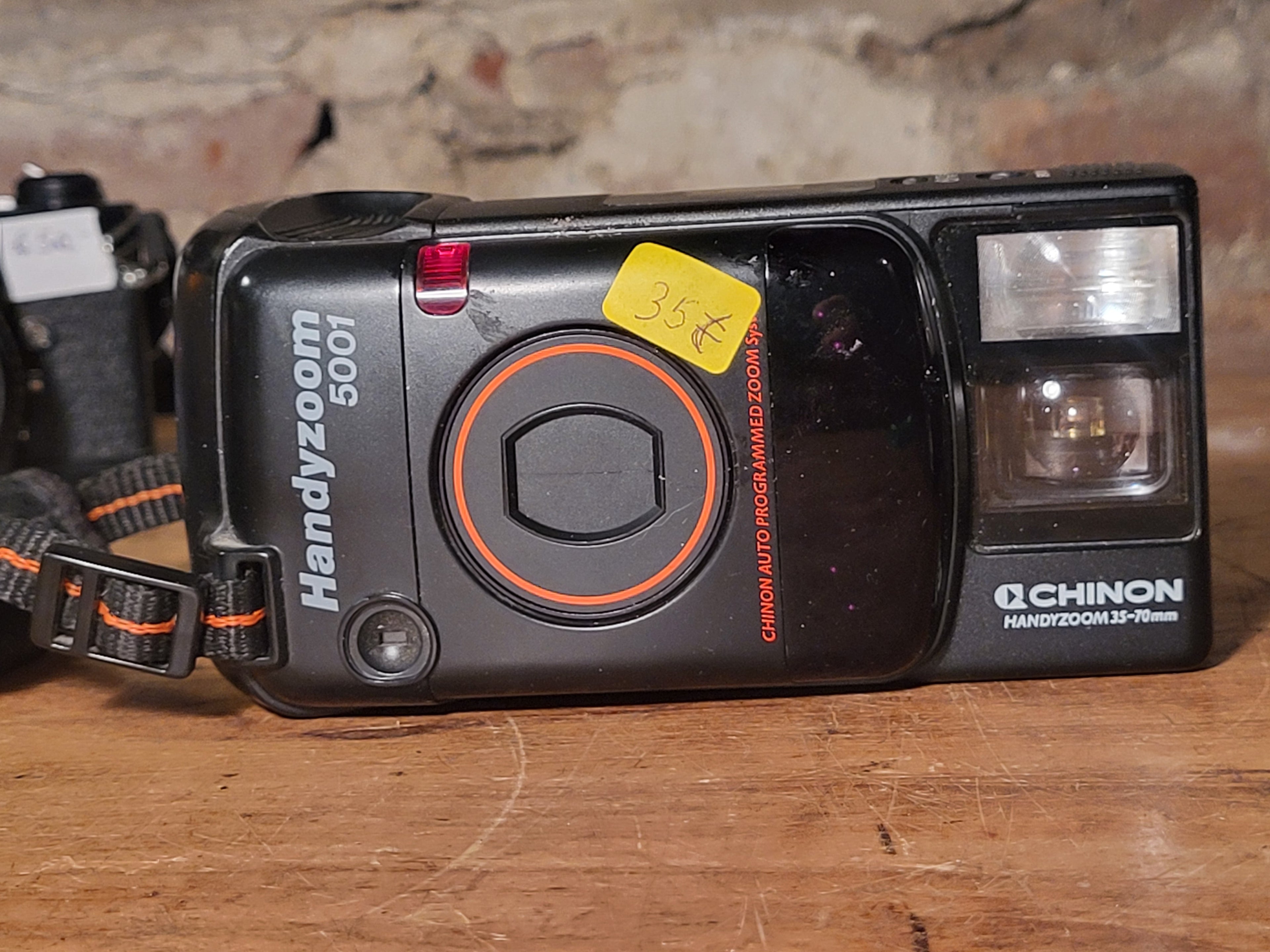 Chinon Handyzoom 35-70mm Compact Camera Point & Shoot – vintage analoge camera bij De Majum Rotterdam