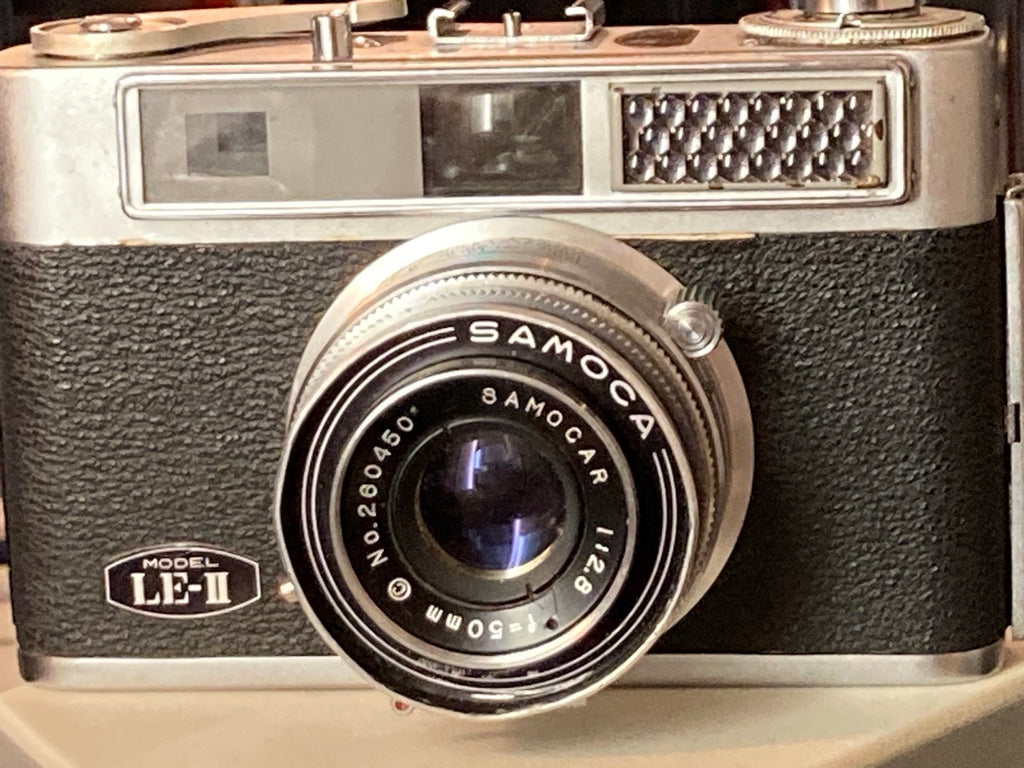 Voorzijde van de Samoca Model LE-II camera met Samocar 50 mm f/2.8